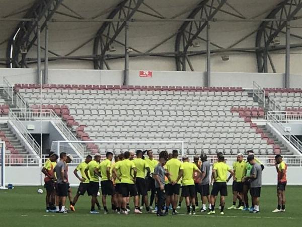 Jogadores do Flamengo reunidos no gramado.(Imagem:Cah&ecirc; Mota)