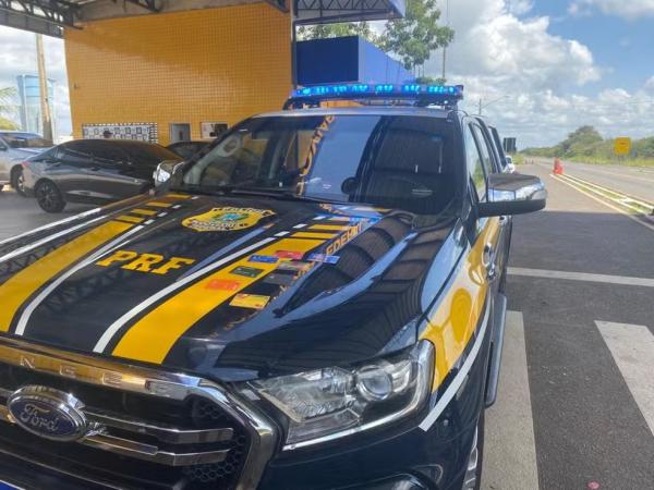 Homem em carro roubado dirige em alta velocidade e entra em matagal para fugir da PRF na BR-316