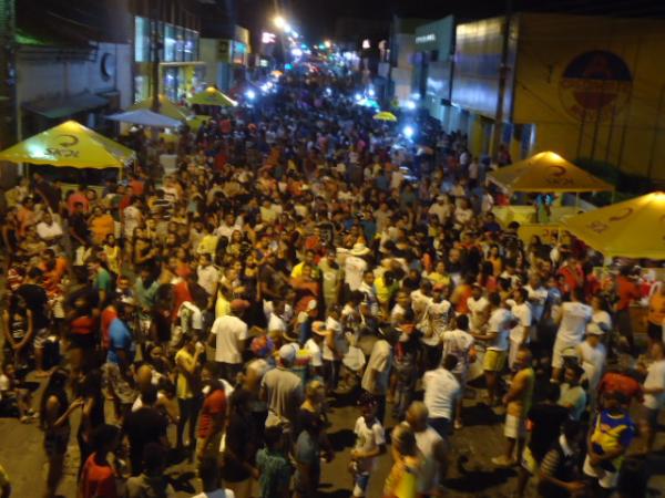 Folia na Avenida Get&uacute;lio Vergas. (Imagem:FlorianoNews)