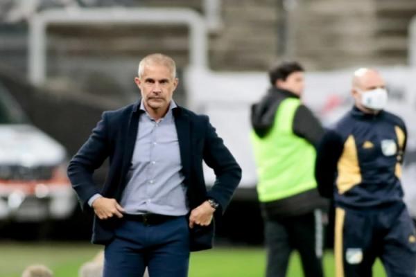 Sylvinho foi fortemente criticado pela torcida nos minutos finais do clássico, principalmente após a consolidação da virada santista.