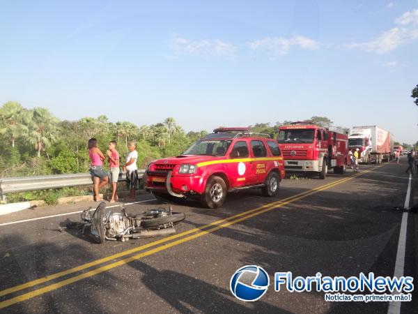 Grave acidente entre moto e carro deixa v&iacute;tima fatal na PI-140.(Imagem:FlorianoNews)