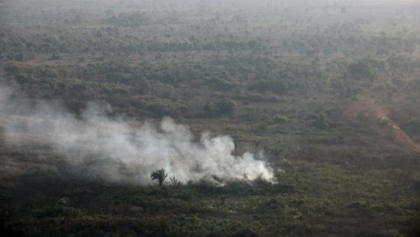 Foco de inc&ecirc;ndio em &aacute;rea da floresta amaz&ocirc;nica.(Imagem:Paulo Whitaker/Reuters/Arquivo)