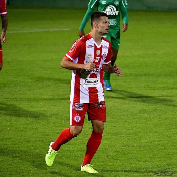 Lucas Pederzoli, meia do Tiradentes-PI.(Imagem: Julia Galv&atilde;o)