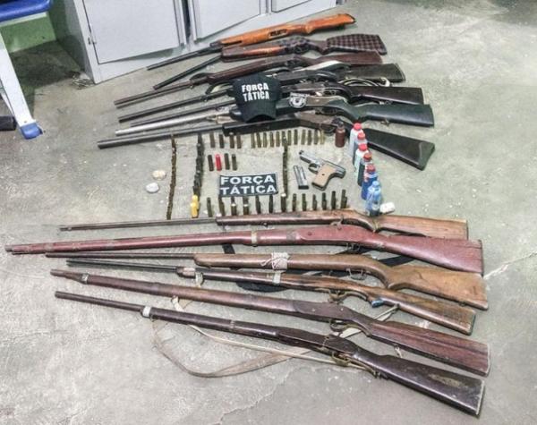 PM apreende 14 armas em depósito de suspeito de assalto