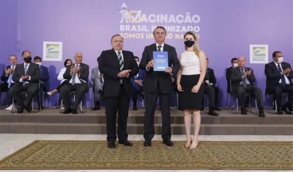 Bolsonaro assina Medida Provisória com R$ 20 bilhões para compra de vacinas