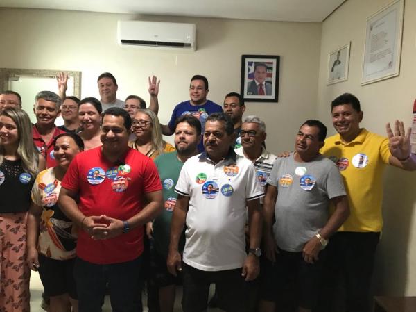 Durante coletiva, ex-prefeito Gleydson Resende agradece apoio durante a campanha eleitoral
