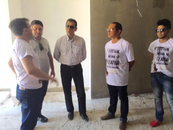 Gilberto J&uacute;nior e Secret&aacute;rio Estadual de Cultura visitam obra da Pra&ccedil;a CEU?s.(Imagem:Waldemir Miranda)