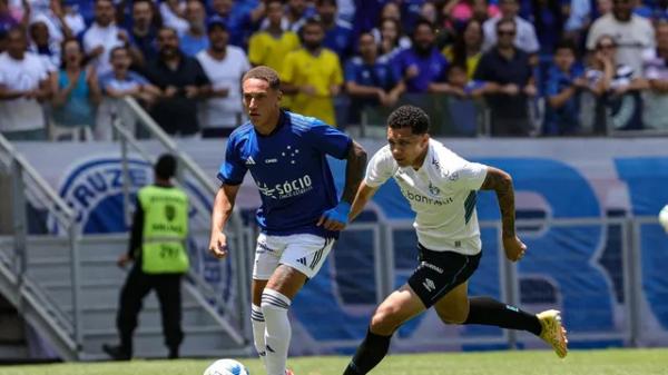 Cruzeiro e Gr&ecirc;mio fizeram primeiro tempo parelho, mas Raposa foi melhor.(Imagem: Gilson Lobo/AGIF)