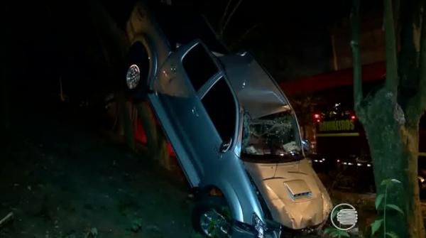 Carro cai em ribanceira da Ponte Metálica e fica preso em árvore