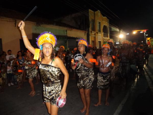 Desfiles de escolas de samba alegram a Av. Get&uacute;lio Vargas. (Imagem:FlorianoNews)