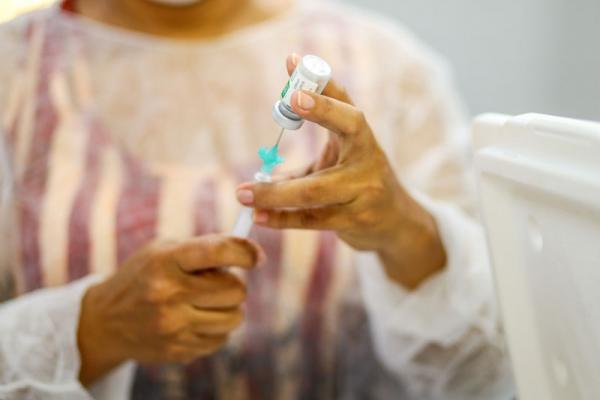 OMS fala pela 1º vez em possibilidade de vacina para este ano