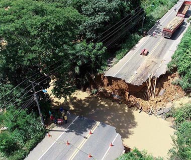 Cratera na BR-343 abre mais dois metros após forte chuva