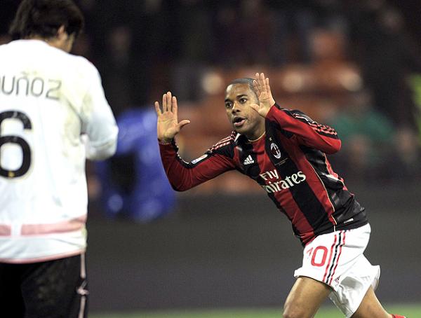 Com gols de Pato e Robinho, Milan vence e assume a liderança do Calcio