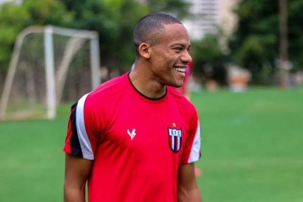  O atacante Robinho, do Botafogo-SP.(Imagem: Jo&atilde;o Victor Crist&oacute;v&atilde;o/Divulga&ccedil;&atilde;o/Ag&ecirc;ncia Botafogo)