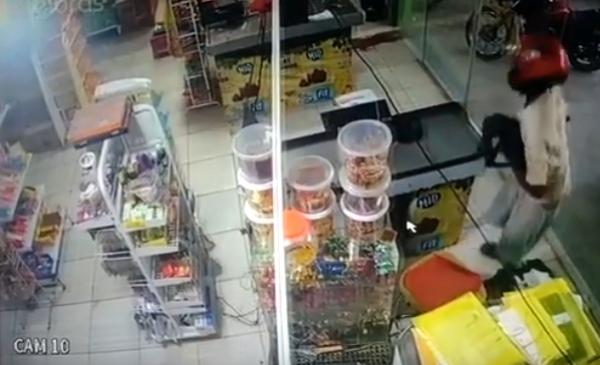 Mercadinho é alvo mais uma vez de roubo a mão armada em Floriano
