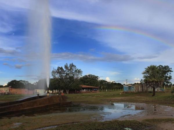 Po&ccedil;os jorram &aacute;gua a uma altura de aproximadamente 20 metros.(Imagem:Patr&iacute;cia Andrade/G1)