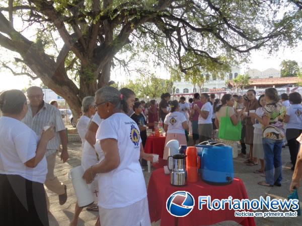 Cat&oacute;licos de Floriano celebram centen&aacute;rio da devo&ccedil;&atilde;o &agrave; M&atilde;e Rainha.(Imagem:FlorianoNews)