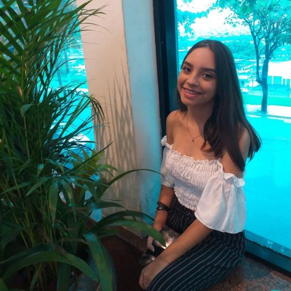 Ex-aluna da rede pública estuda com vídeos gratuitos e é aprovada em 1º nas cotas para enfermagem