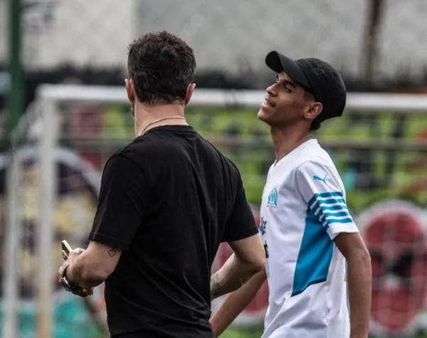 Luva de Pedreiro alega cansaço da fama e desejo de voltar para casa; staff tentará contornar decisão