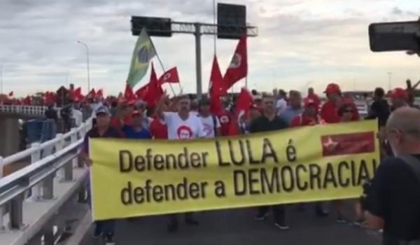 Manifestantes acampam em Porto Alegre antes do julgamento do recurso de Lula no TRF-4