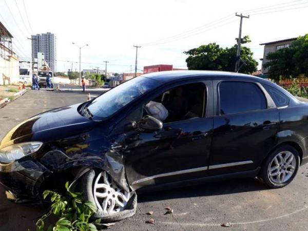 Motorista colide em poste durante acidente e quase atinge vigilante