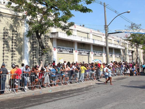 Vasca&iacute;nos formaram longas filas em S&atilde;o Janu&aacute;riodesde o in&iacute;cio da manh&atilde;.(Imagem:Ivo Gonzalez / O Globo)