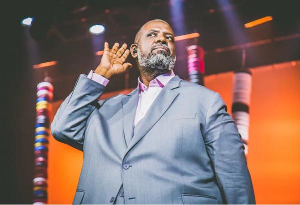 Péricles dá voz a hits de Tierry e do cantor norte-americano Ben E. King no EP ao vivo "Céu lilás"