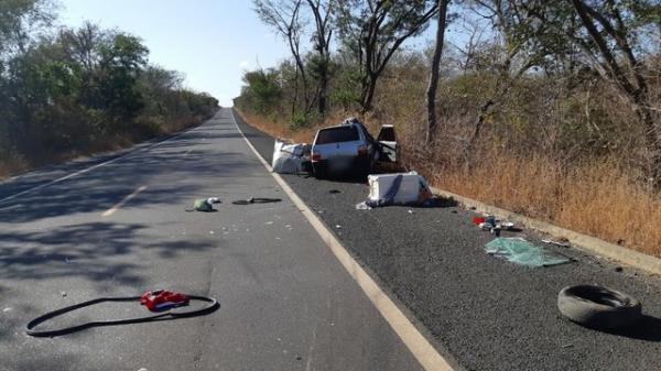 Corpos das v&iacute;timas ficaram presos &agrave;s ferragens do carro na BR-230, em Oeiras, Sul do Piau&iacute;.(Imagem:Divulga&ccedil;&atilde;o/PRF)