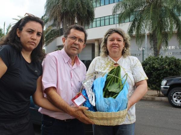 Profissionais entregaram aguap&eacute;s em protesto a preserva&ccedil;&atilde;o dos rios Poti e Parna&iacute;ba.(Imagem:Catarina Costa)