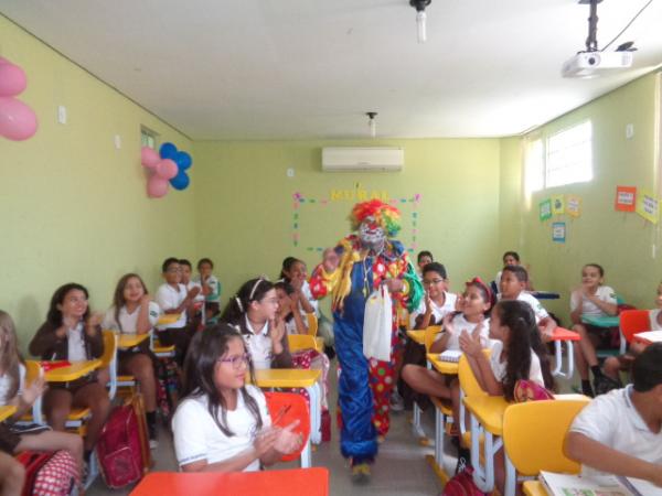 Na v&eacute;spera do Dia das Crian&ccedil;as, Escola Pequeno Pr&iacute;ncipe recebe visita do Palha&ccedil;o Carrapeta.(Imagem:FlorianoNews)