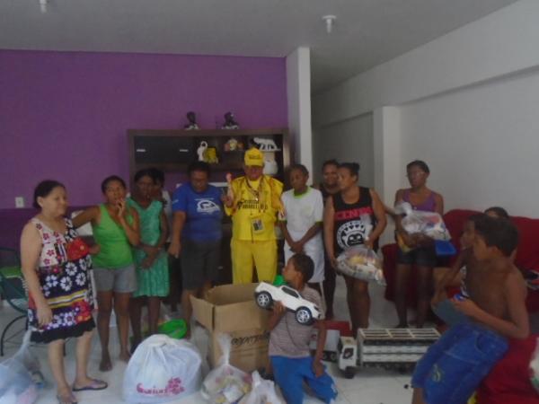 Famílias carentes recebem doação de cestas básicas em Floriano