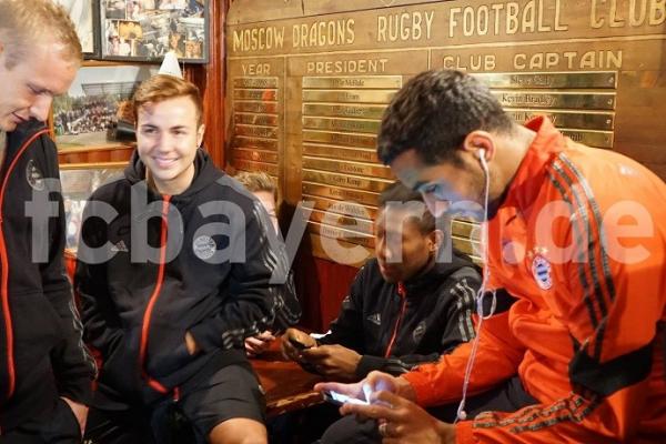 G&ouml;tze conversa com companheiros de clube.(Imagem:Divulga&ccedil;&atilde;o/Site oficial do Bayern)
