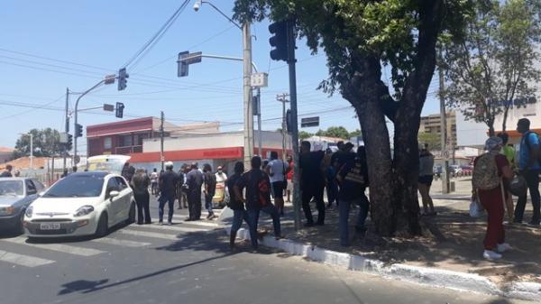 Artistas realizam protesto e interditam Avenida Frei Serafim em Teresina.(Imagem: Divulga&ccedil;&atilde;o)