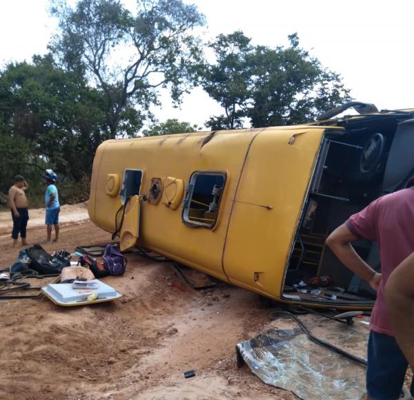 Adolescente morre ap&oacute;s tombamento de &ocirc;nibus escolar em Jos&eacute; de Freitas.(Imagem:Divulga&ccedil;&atilde;o)