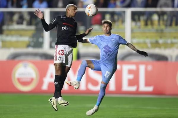 Flamengo n&atilde;o conseguiu ficar com a bola contra o Bol&iacute;var.(Imagem:LUIS GANDARILLAS / EFE)