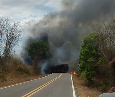 BR-135 é bloqueada após incêndio de caminhão carregado de herbicida