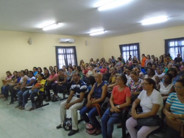 Sem pagamento do ter&ccedil;o de f&eacute;rias, professores iniciam greve em Floriano.(Imagem:FlorianoNews)