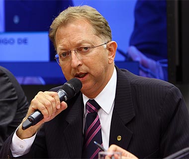 Câmara: deputado "Bíblia e Bala" disputa a presidência