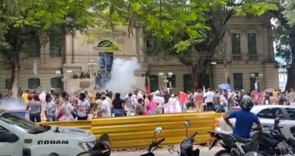 PM usa balas de borracha para dispersar manifestantes em Teresina