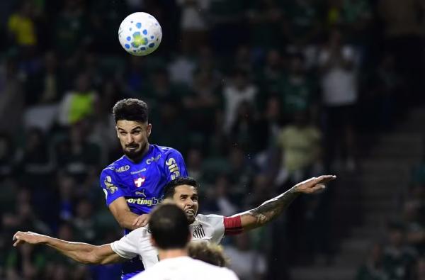 Flaco L&oacute;pez ganha de Lucas Ver&iacute;ssimo para marcar em Palmeiras x Santos.(Imagem:Marcos Ribolli)