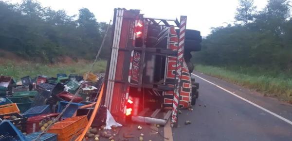 Caminhão tomba após desviar de buraco na pista e bloqueia a BR-316, no Piauí