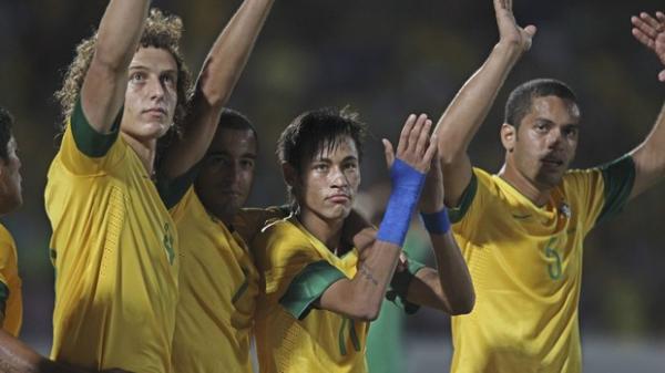 R&ocirc;mulo ao lado de Neymar, Lucas e David Luiz durante jogo da Sele&ccedil;&atilde;o Brasileira. Piauiense destaca supera&ccedil;&atilde;o do povo para se recuperar da les&atilde;o no joelho.(Imagem:Divulga&ccedil;&atilde;o/CBF)