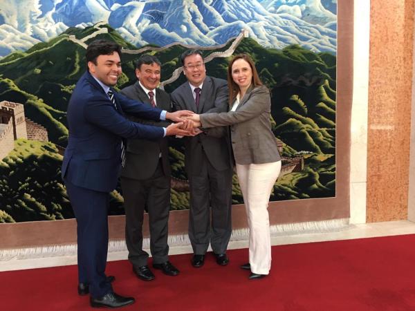 Em Brasília, governador trata de investimentos com ministro da Embaixada da China