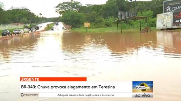Forte chuva na madrugada causa alagamento e destruição em Teresina