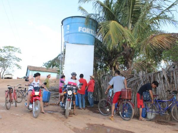 Popula&ccedil;&atilde;o se re&uacute;ne para pegar &aacute;gua em caixa d&acute;&aacute;gua na cidade de Cocal.(Imagem:Gilcilene Ara&uacute;jo/G1)