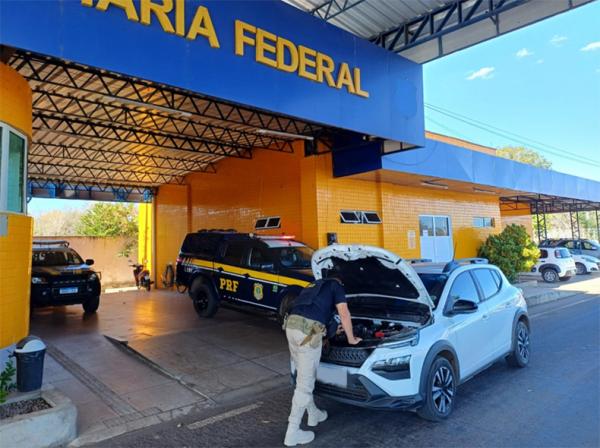Motorista faz ultrapassagem proibida com carro furtado é flagrado e preso