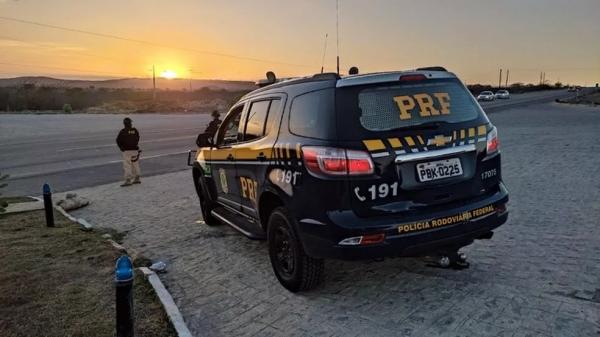 Caminhoneiro morre após caminhão sair de rodovia e atingir telhado de casa, no Piauí