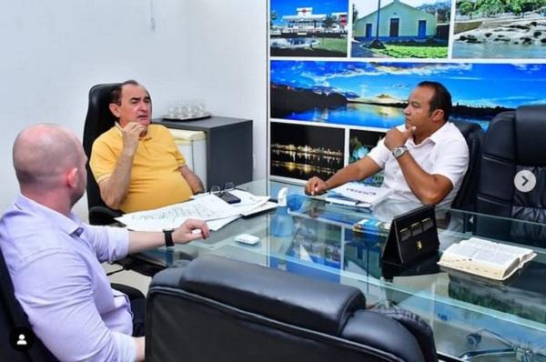 Prefeito de Floriano busca melhorias em reunião com vereador e procurador do município