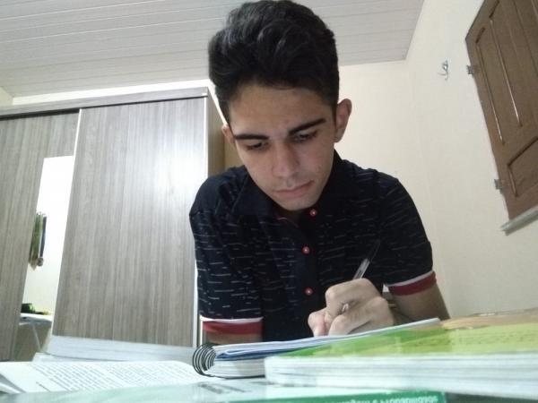 Rickelmy Pereira, medalhista de matem&aacute;tica, se prepara para o Enem.(Imagem:Arquivo Pessoal)