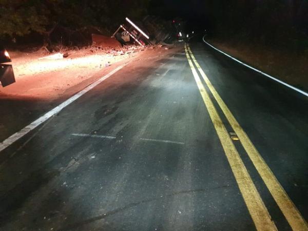 Uma parte da rodovia precisou ser interditada para evitar novos acidentes, no sul do Piau&iacute;.(Imagem:Divulga&ccedil;&atilde;o/PRF)